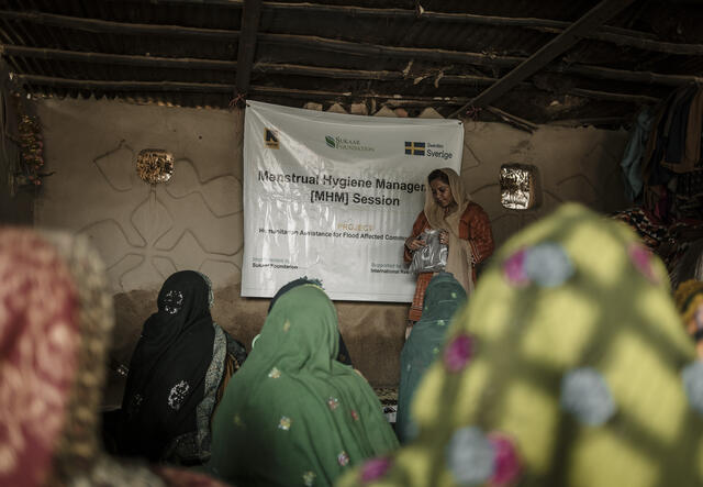 En workshop om hygien på en av RESCUEs särskilda trygga platser för kvinnor utanför Sanghar i Pakistan.