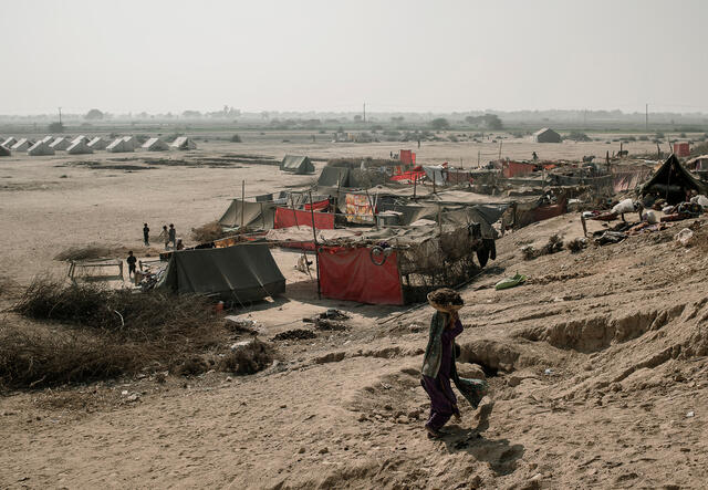 RESCUE:s tältläger (till vänster) utanför Dadu. I november bodde omkring 6 miljoner människor i tält efter att ha blivit fördrivna av översvämningarna. 