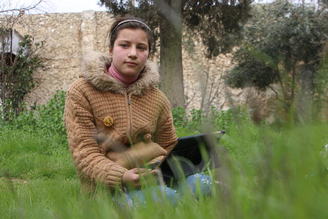 Hjälp Syrien och Turkiet: Bild på en ung flicka som flytt till följ av konflikten i Syrien. 