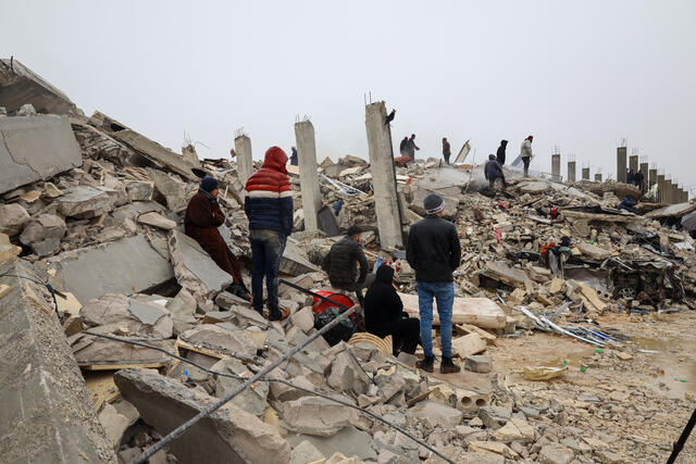 Hjälp Syrien och Turkiet efter jordbävning: förstörda hus efter jordbävningskatastrof