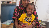 Mulu sitter tillsammans med sin dotter i Sudan efter att ha flytt från Tigray i Etiopien
