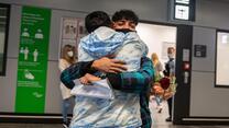 Ali och Mehdi kramar om varandra på flygplatsen