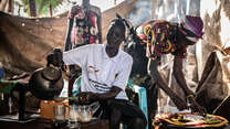 En kvinna serverar te på hennes restaurang i Nyal, Sydsudan. Hon har fått ekonomiskt stöd av RESCUE för att starta en restaurang.