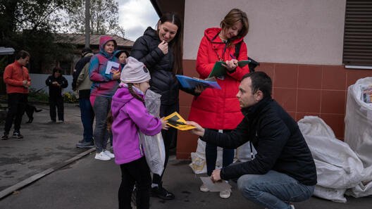 Årsdag Ukraina: flicka får hjälp under vintern i Ukraina. 