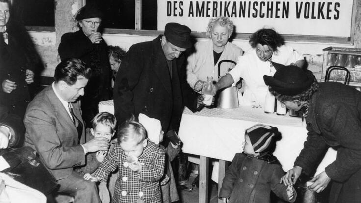 RESCUE delar ut livsmedel i Västberlin 1945