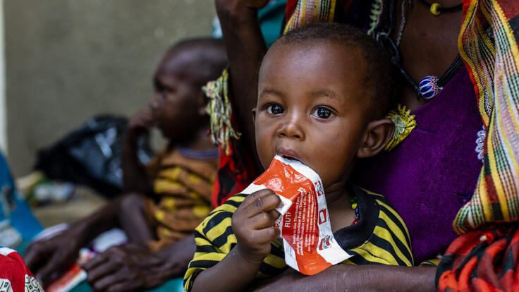 Barn behandlas för undernäring av RECSUE i Tchad