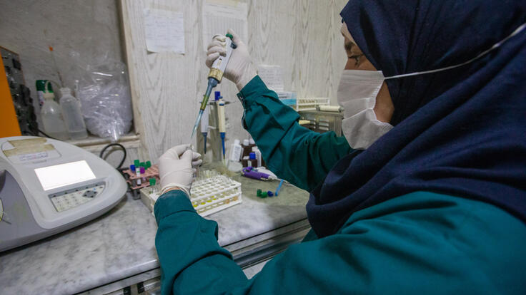 En labbtekniker undersöker prover vid ett sjukhus i Idlib i Syrien