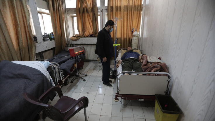 RESCUE läkaren Taher undersöker en patient i Syrien