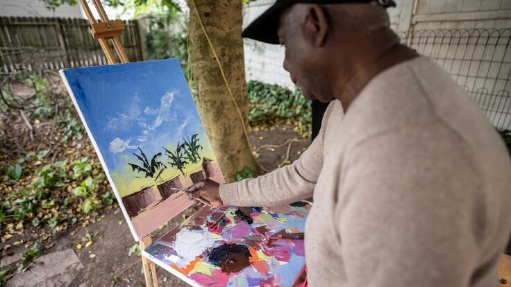 Chishimba målar utomhus