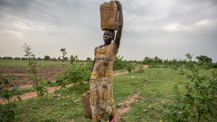 Kvinna hämtar vatten i Sydsudan